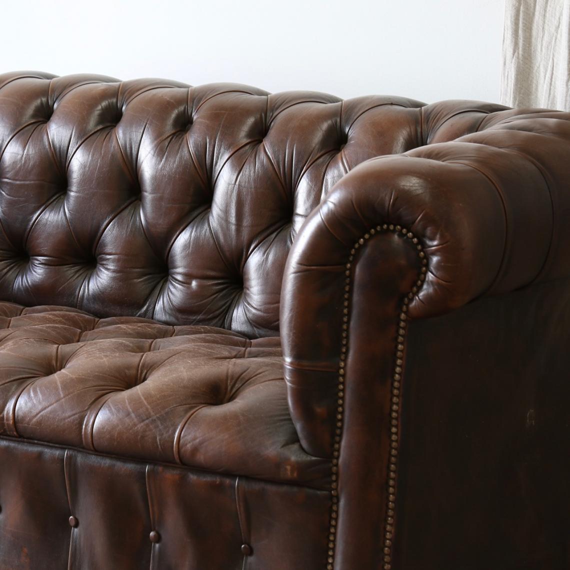 切斯特菲尔德老式皮革长沙发椅